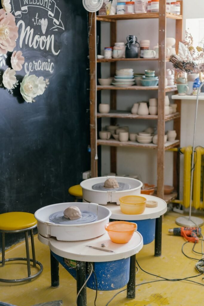 L'atelier, ses tours et ses étagères