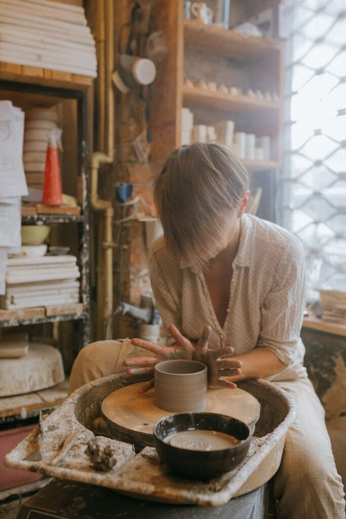 Séance de poterie dans l'atelier