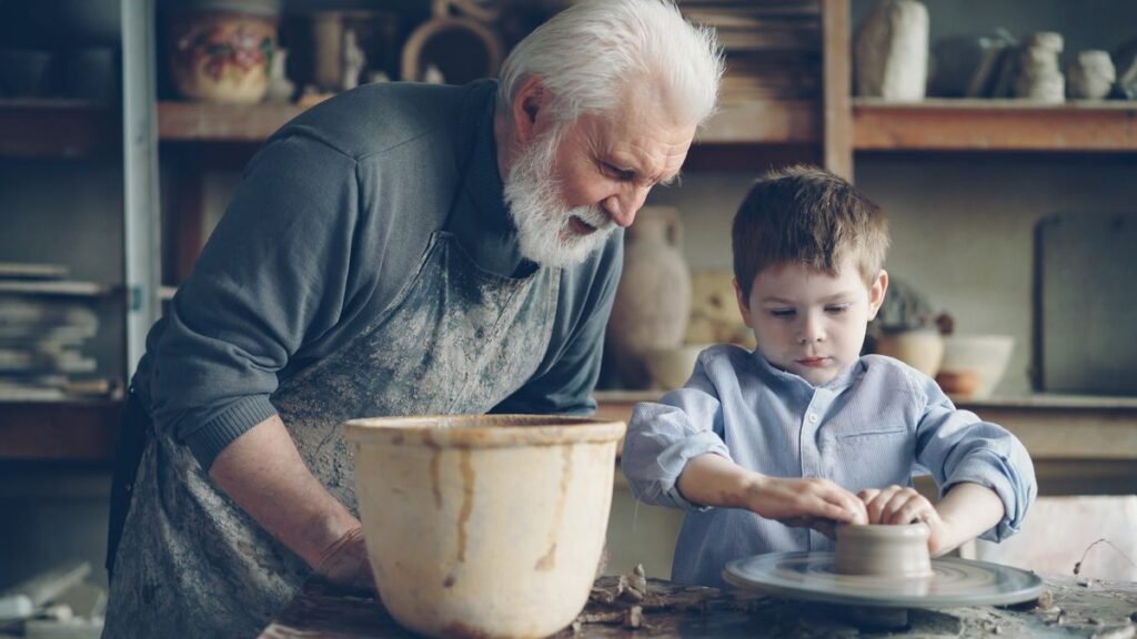 Un grand-père et son petit-fils tournent ensemble
